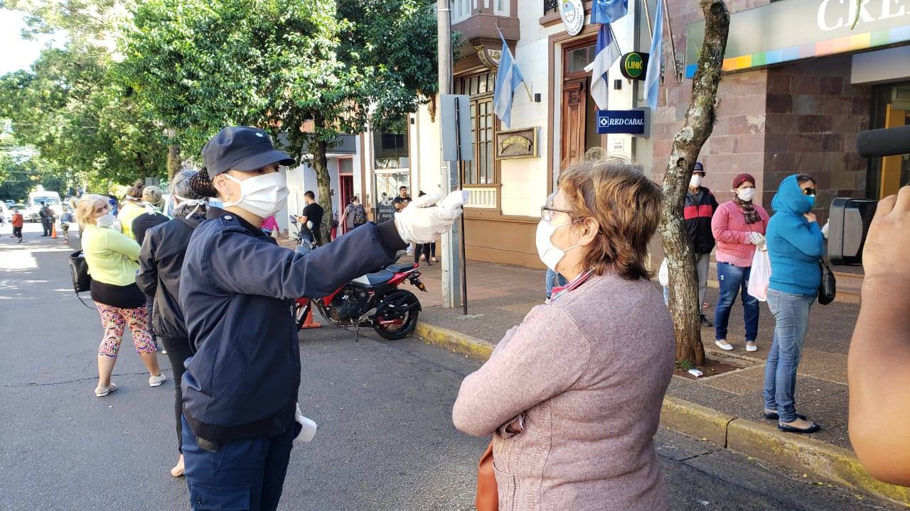 Personal de la Policía de la Provincia y Salud Pública asisten y concientizan a las personas en las filas de los cajeros