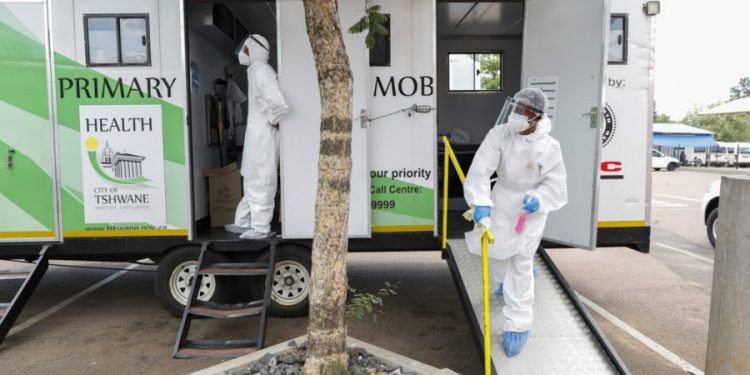 Coronavirus: los pacientes con variante Ómicron presentan «síntomas leves» en Sudáfrica