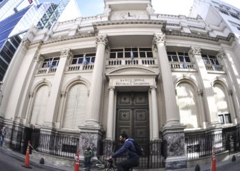 El Central limitó el financiamiento en cuotas de pasajes y servicios en el exterior