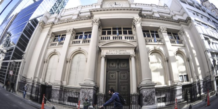 El Central limitó el financiamiento en cuotas de pasajes y servicios en el exterior