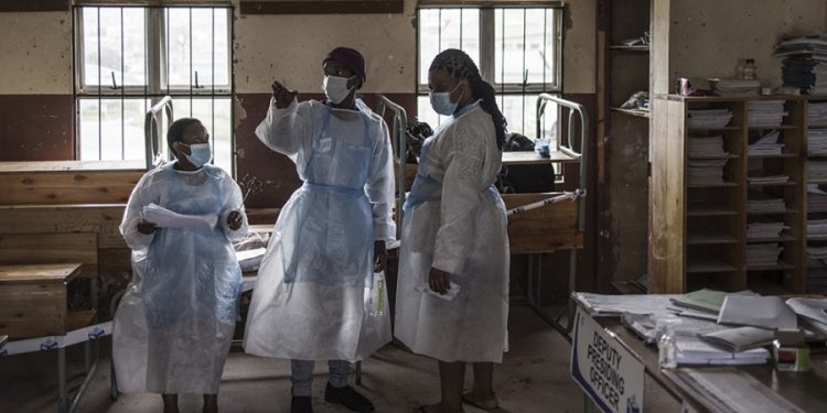 El mundo comienza a cerrar fronteras por «Omicron», la nueva variante del Covid