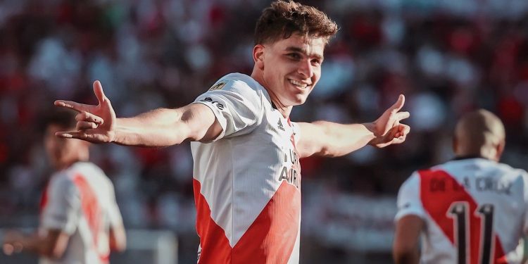 River se apresta a festejar el título de campeón ante Racing
