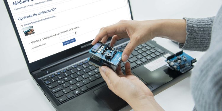 FANIot capacitará en mecatrónica, robótica y programación mediante módulos de FanHUB