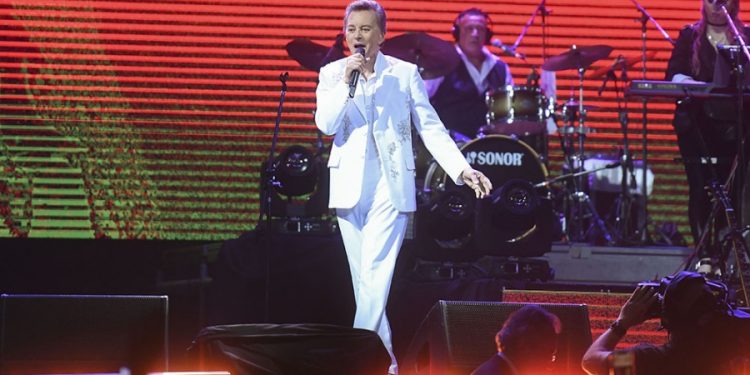 Palito Ortega comenzó su despedida con un explosivo show en el Luna Park