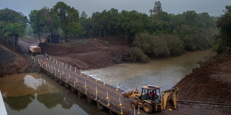 Vialidad de Misiones trabaja para habilitar paso provisorio del Arroyo Pindaytí