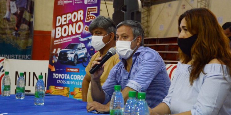 Posadas: entregaron el Deporbono 5 a entidades deportivas