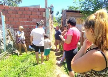 Familias de San Lucas están cercadas por el muro que construyó un vecino y les impide transitar