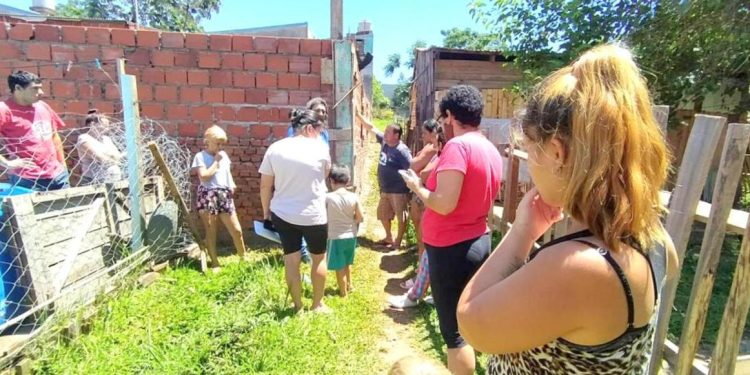 Familias de San Lucas están cercadas por el muro que construyó un vecino y les impide transitar