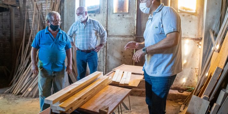 El Ifai entregó una asistencia financiera a una carpintería en Posadas