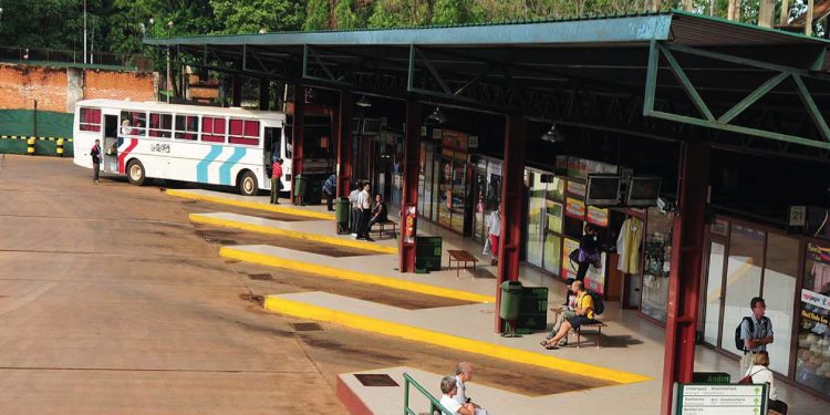 Volvió el servicio de transporte terrestre internacional que une Puerto Iguazú con Ciudad del Este