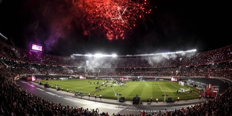 Miles de hinchas de River festejaron los 3 años del triunfo ante Boca en Madrid