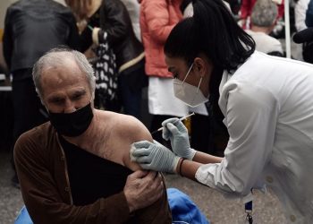 Según la OMS, Ómicron se propaga más rápidamente y las vacunas son menos efectivas