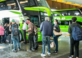 Buenos Aires: analizan exigir el pase sanitario en los micros de media y larga distancia