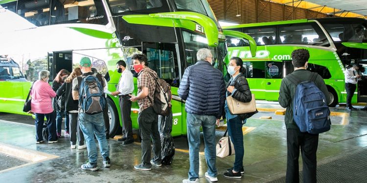 Buenos Aires: analizan exigir el pase sanitario en los micros de media y larga distancia