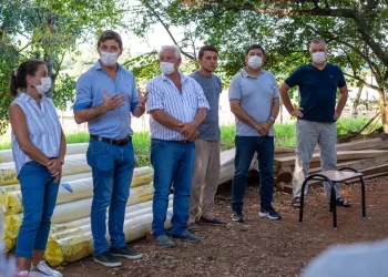 Entregaron techos de invernáculos a pequeños productores de Olegario Víctor Andrade, afectados por el último temporal