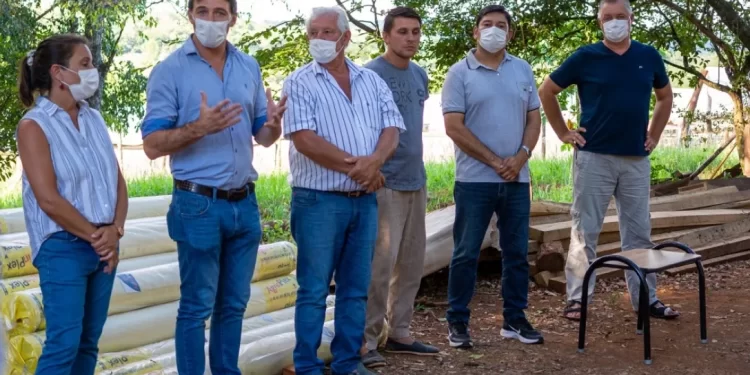 Entregaron techos de invernáculos a pequeños productores de Olegario Víctor Andrade, afectados por el último temporal