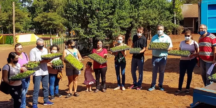 El Ifai entregó plantines en Guaraní y Gobernador López