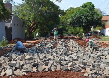 Avanzan las obras de repavimentación, empedrado y cordón cuneta en Posadas