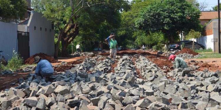 Avanzan las obras de repavimentación, empedrado y cordón cuneta en Posadas