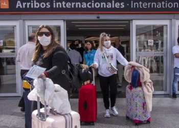 Argentinos y residentes con esquema de vacunación completo no deberán presentar PCR para ingresar al país