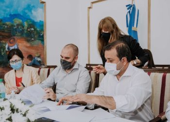 Martín Guzmán y Oscar Herrera Ahuad firmaron un convenio de Asistencia Financiera para Misiones