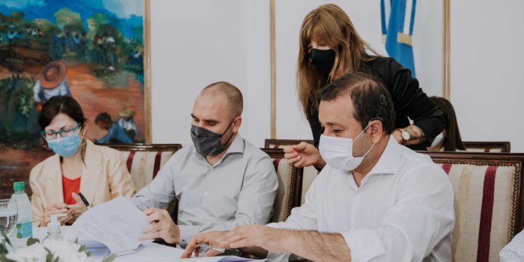 Martín Guzmán y Oscar Herrera Ahuad firmaron un convenio de Asistencia Financiera para Misiones