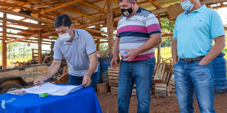 El Ifai entregó insumos y firmó convenio en el municipio de Caá Yarí