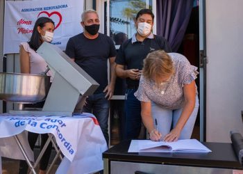 Garupa: entregaron un horno y una amasadora a un grupo de emprendedoras de panificados