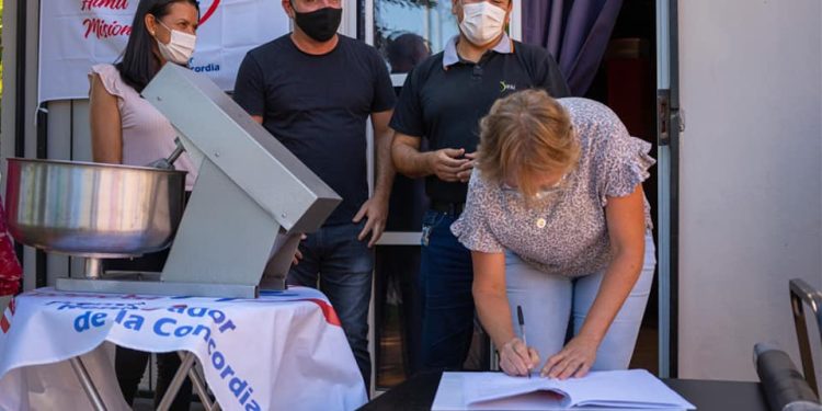 Garupa: entregaron un horno y una amasadora a un grupo de emprendedoras de panificados