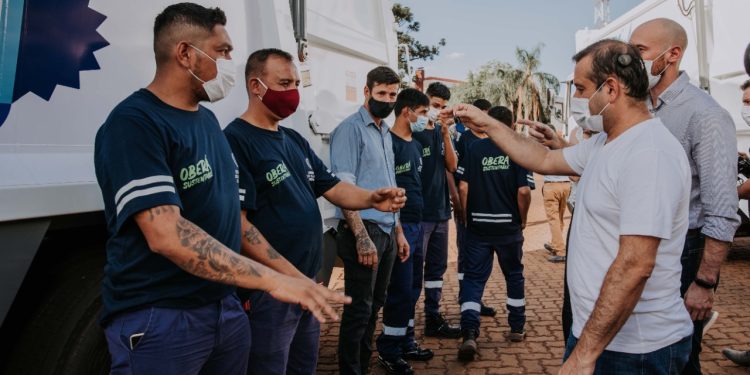 El Gobierno de Misiones entregó camiones recolectores y contenedores en Oberá