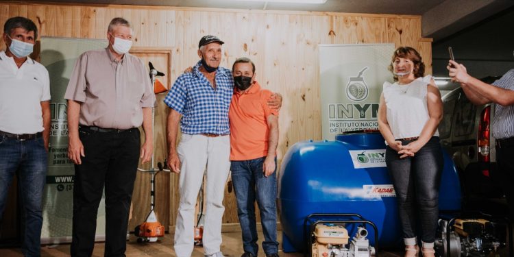 25 de Mayo: Herrera Ahuad acompañó al INYM en la entrega de motobombas y tanques de agua a productores