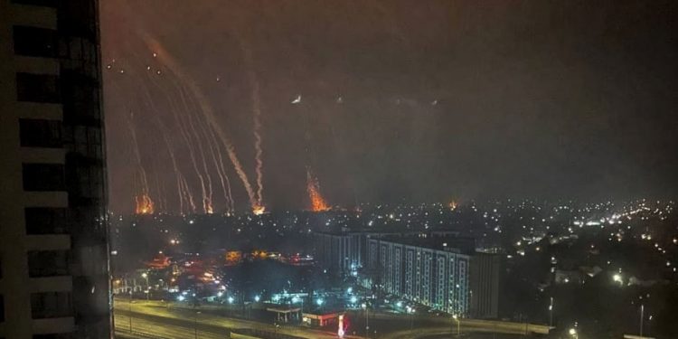 Ucrania: crece la ofensiva sobre Kiev mientras Rusia afirma que está dispuesta a negociar