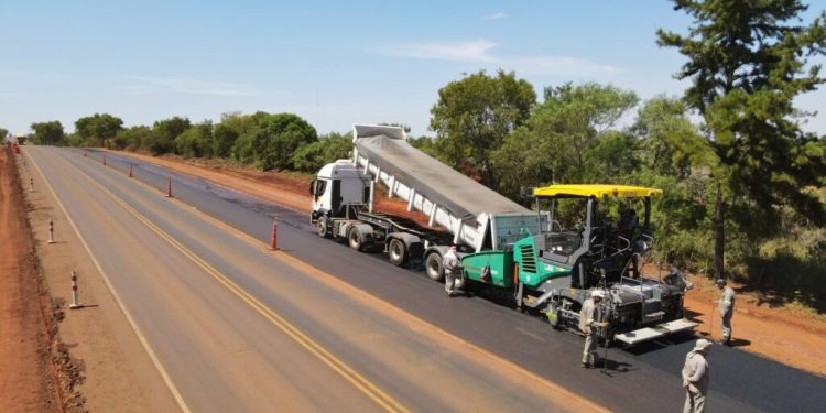 Vialidad Provincial asfalta los primeros metros del nuevo tramo de la Autovía 105