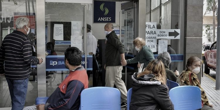 Jubilaciones, pensiones y asignaciones aumentarán 12,28% desde marzo