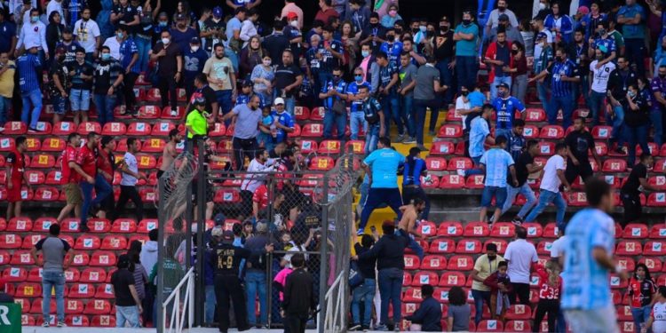 Futbol Méxicano: reportan personas lesionadas y fallecidas tras batalla campal en Querétaro vs Atlas