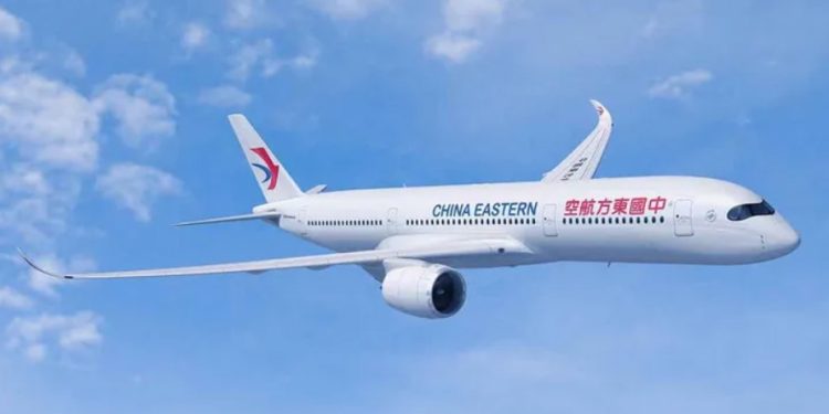 Boeing chino se estrella con 132 a bordo, sin señales de sobrevivientes