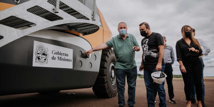 Herrera Ahuad supervisó la incorporación de equipamiento de última generación para el Puerto de Posadas