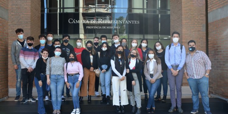 Posadas: universitarios profundizaron sus conocimientos sobre el Poder Legislativo