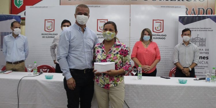 Emprendedores de Eldorado y Puerto Esperanza recibieron microcréditos