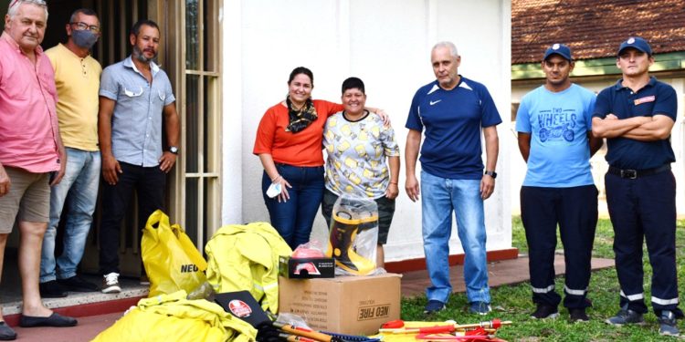 Yacyretá continúa brindando apoyo a los bomberos de Corrientes que combaten los incendios que azotan la provincia