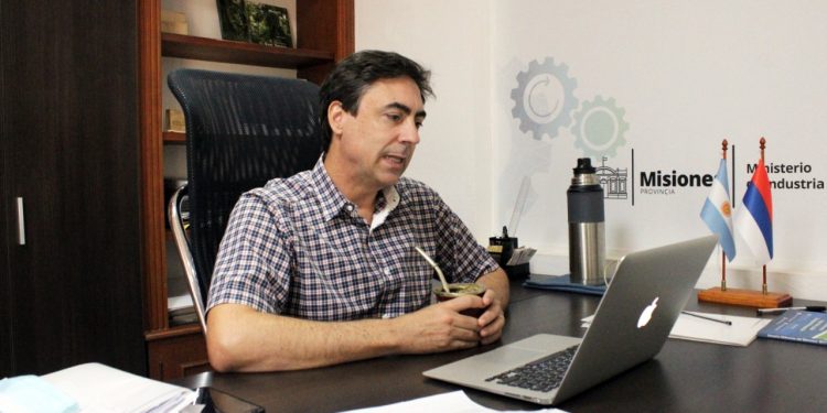 Avanzan en aportes de diseño para muebles producidos en carpintenrías misioneras