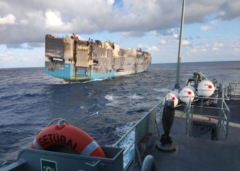 Un buque que llevaba 4 mil autos se hundió en el Atlántico