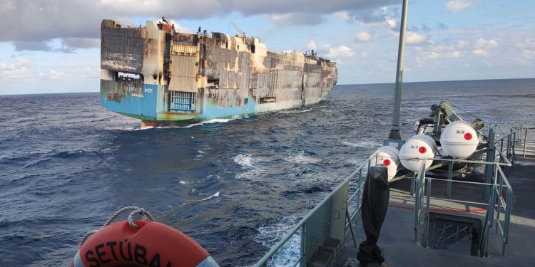 Un buque que llevaba 4 mil autos se hundió en el Atlántico