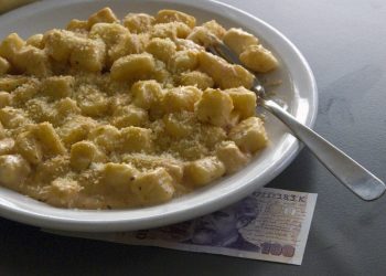 ¿Por qué se comen ñoquis los 29 y se acostumbra a dejar dinero debajo del plato?