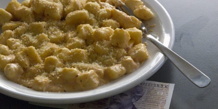 ¿Por qué se comen ñoquis los 29 y se acostumbra a dejar dinero debajo del plato?