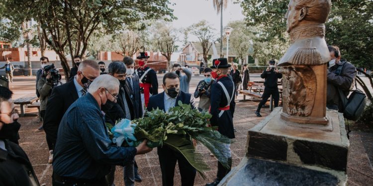 Con emoción y reconocimiento, Herrera Ahuad rindió homenaje en Jardín América a los Veteranos y Caídos en la Guerra de Malvinas