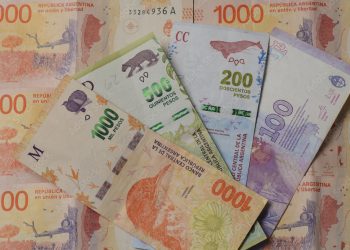 La vida con inflación de casi 7% mensual: cómo se deterioran los ingresos, el ahorro y el consumo