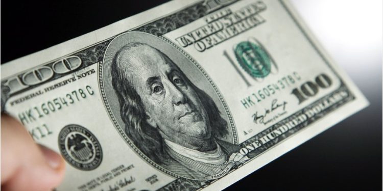 El dólar blue volvió a subir y recalentó la brecha con el oficial