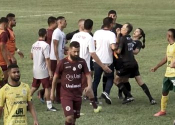 Brasil: echaron a un DT por agredir con un cabezazo a una árbitro asistente