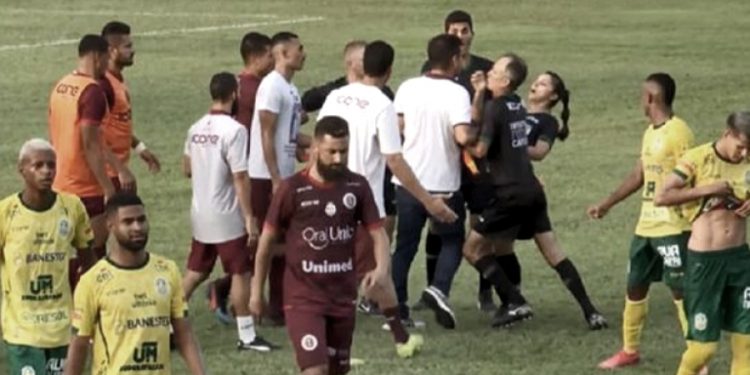 Brasil: echaron a un DT por agredir con un cabezazo a una árbitro asistente